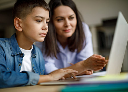 ESMC | Enfant devant ordinateur avec sa mère